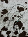 Bild in Galerie-Betrachter laden, Silver feather necklace on cowhide print