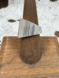Bild in Galerie-Betrachter laden, side view of Sterling Silver Ribbed Statement Ring on wood block with cowhide background