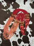 Bild in Galerie-Betrachter laden, Coral and Peach Beaded Necklace on cowhide background
