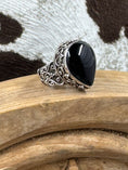 Bild in Galerie-Betrachter laden, Vintage Black Onyx Ring on wood block with cowhide background
