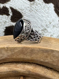 Bild in Galerie-Betrachter laden, Vintage Black Onyx Ring on wood block with cowhide background
