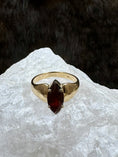 Bild in Galerie-Betrachter laden, Goregous Diamond Swirl Ring on white rock and fur background
